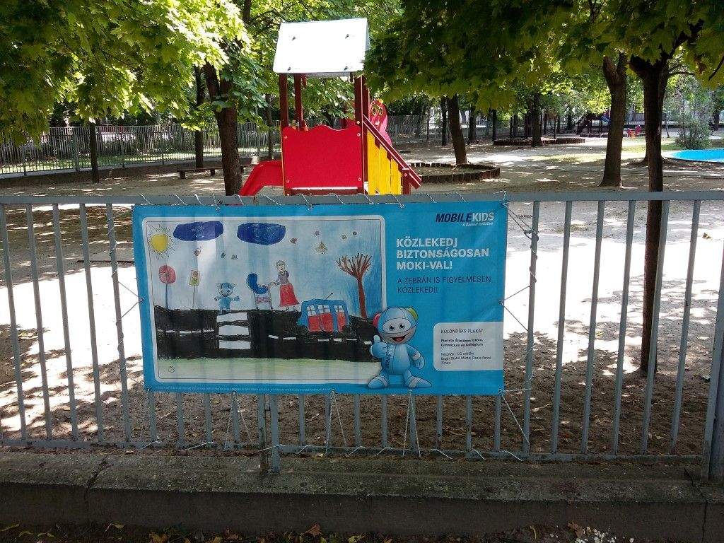 Gyermekek plakátjai hívják fel a figyelmet a biztonságos közlekedésre Kecskeméten