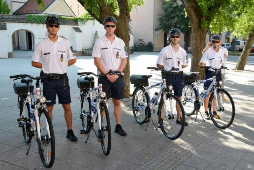 Kecskeméti rendőrök: kerékpáron (is) szolgálnak és védenek