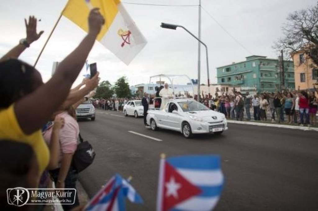 A pápát százezrek üdvözölték Havannába érkeztekor