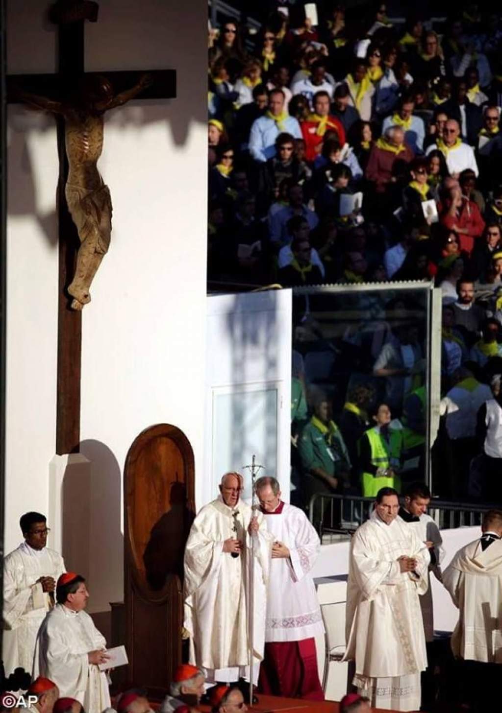 Ferenc pápa homíliája a firenzei stadionban: Az egyház az emberek között él