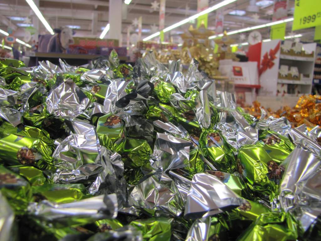 Több száz tonna édességgel készül az ünnepekre az Auchan – Több mint 20-féle Mikulás-csomag és különböző akciók az áruházakban