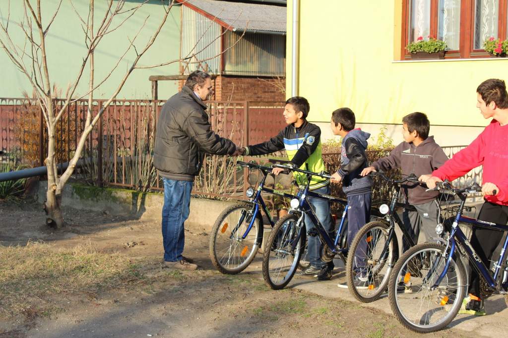 Átvették a dunavecsei otthon gyerekei a felajánlott kerékpárjait
