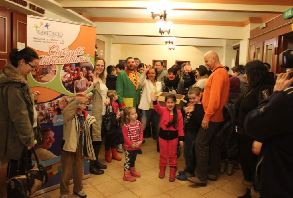 Ötszáz gyermeket fogadtak a bohócdoktorok a Belvárosi Moziban