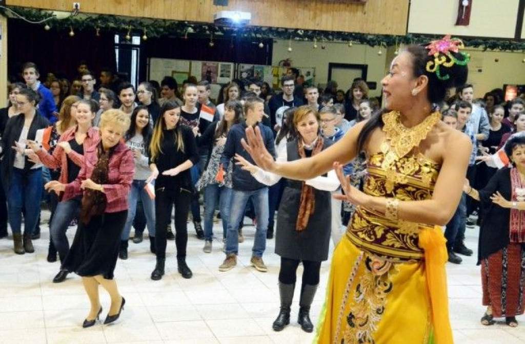 Kecskemét polgármestere és Indonézia nagykövete is táncoltak a Bolyai gimnázium flashmobján