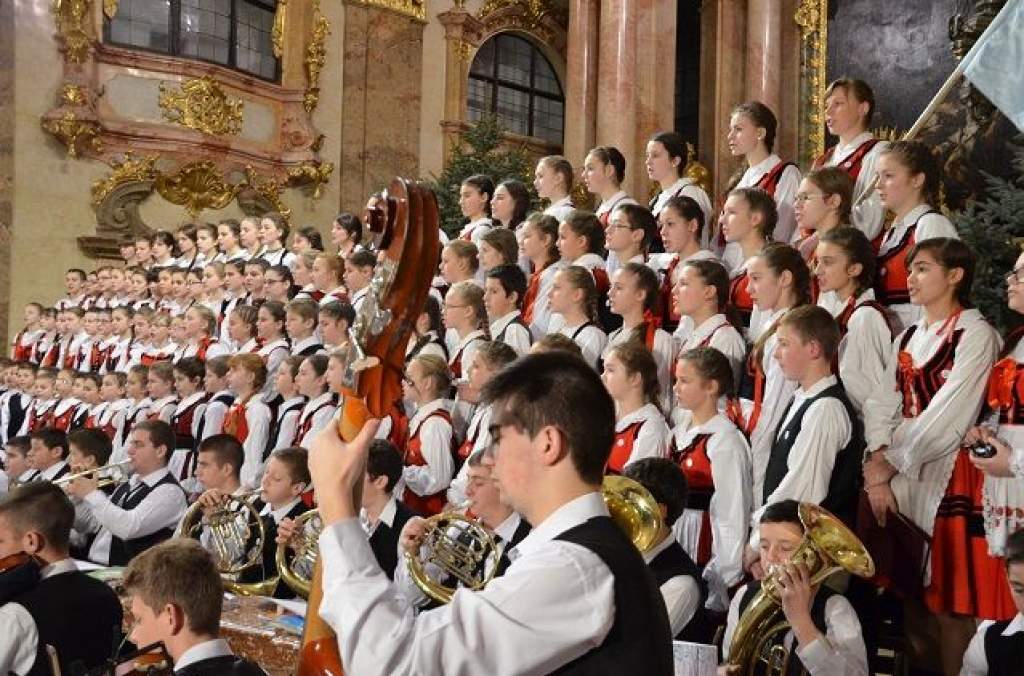 140 gyerek énekli az egyik legszebb magyar dalt. Ettől te is libabőrös leszel! – VIDEÓ