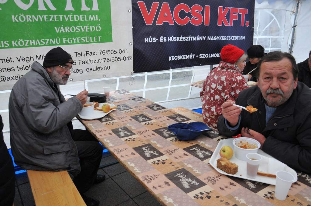 Karácsony első napján a Varga család hívta vendégül a város szegényeit