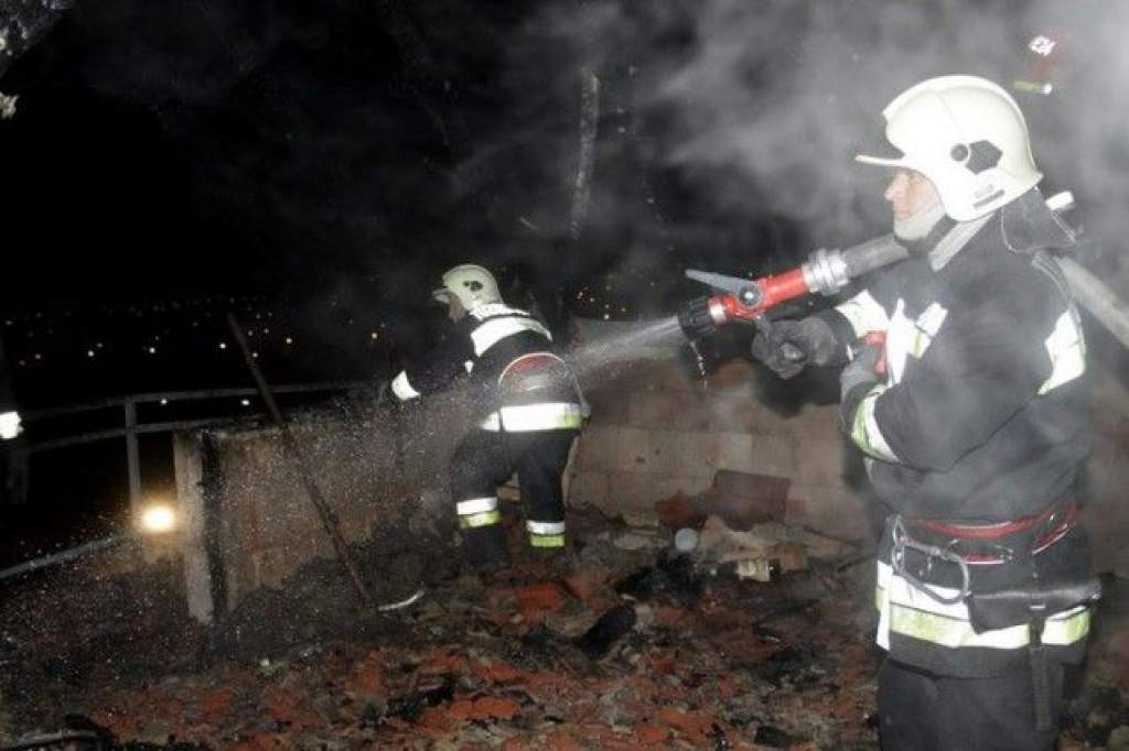 Lángok közül hozták ki a személyautót Tiszakécskén