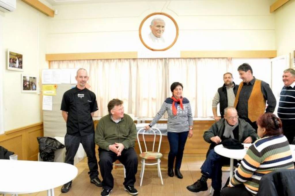 Az Akasztói Halászcsárda tulajdonosa, Szabó józsef vendégelte meg a Wojtylás közösséget