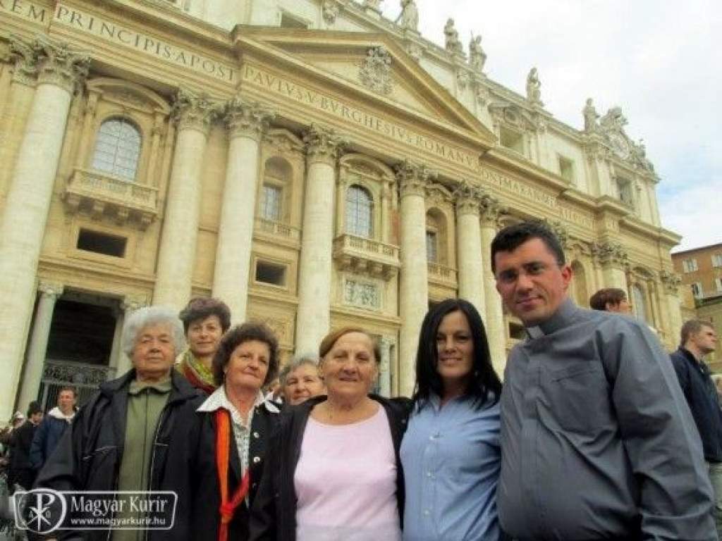 Megköszönte Ferenc pápa az ágasegyháziaktól kapott miseruhát