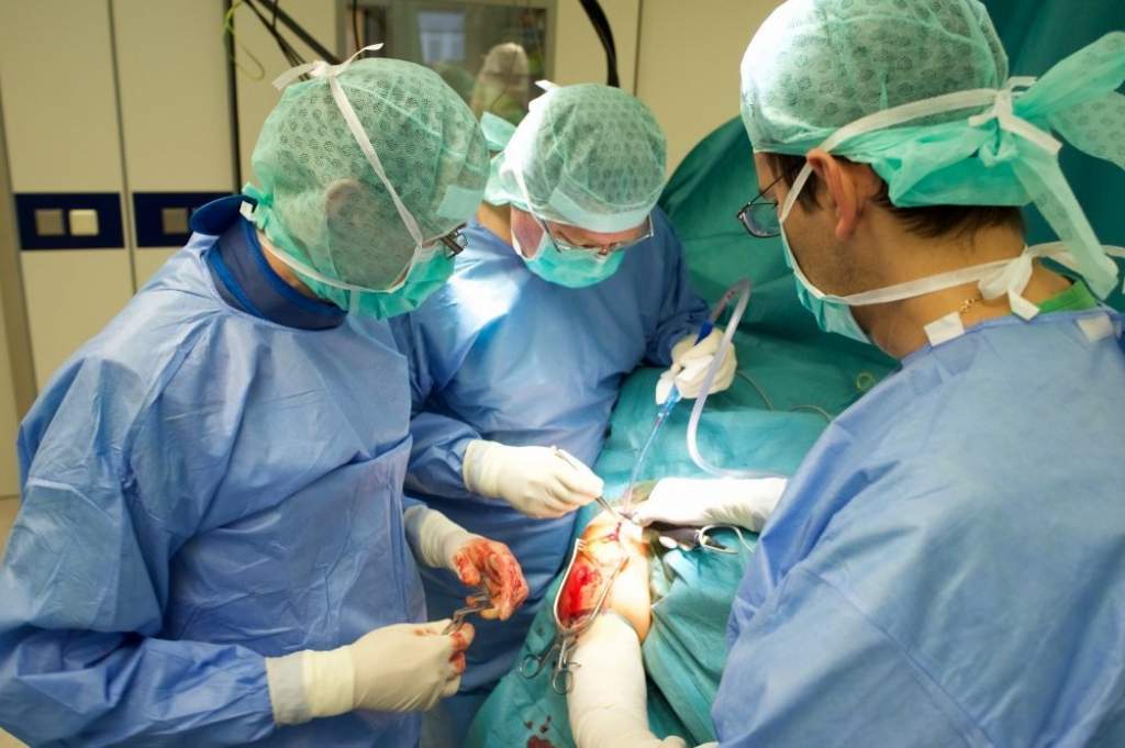Kamerák kereszttüzében végezték el a vállprotézis műtétet