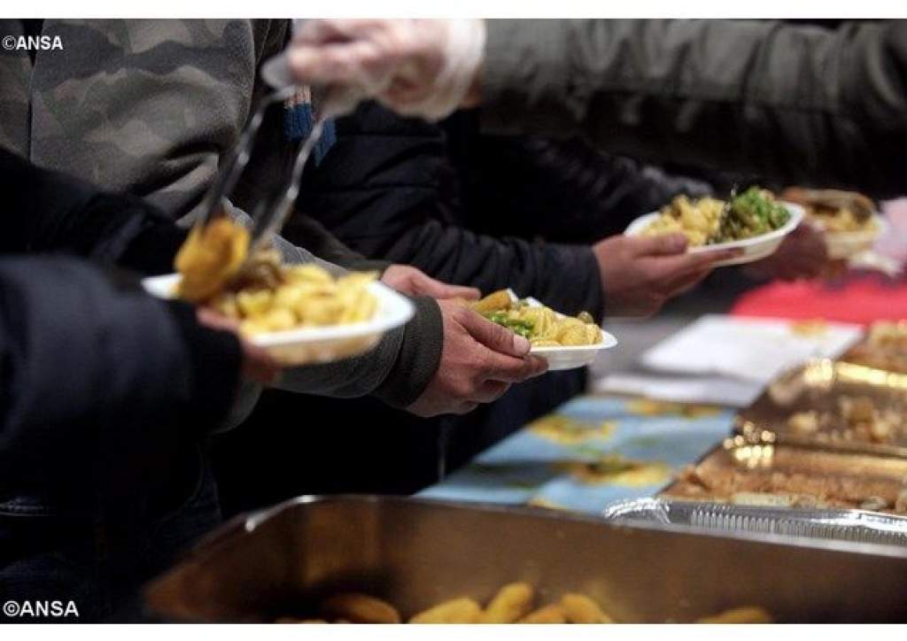 A pápa meghívta ebédre az elhunyt hajléktalan barátait