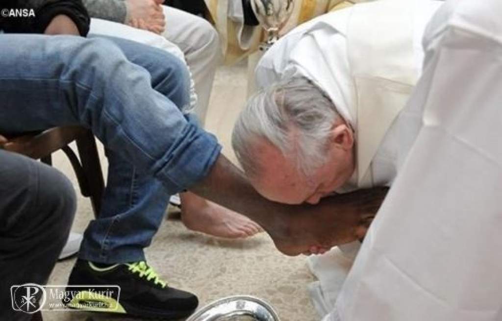 Menekültek lábát mossa meg nagycsütörtökön a pápa