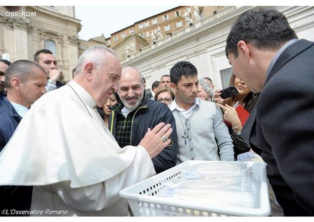 Elítéltek ostyát ajándékoztak Ferenc pápának