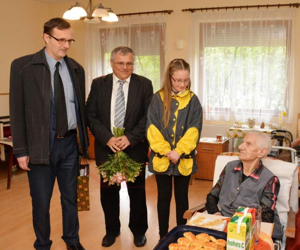A 100 éves Rózsika nénit köszöntötték születésnapján a Hunyadivárosban