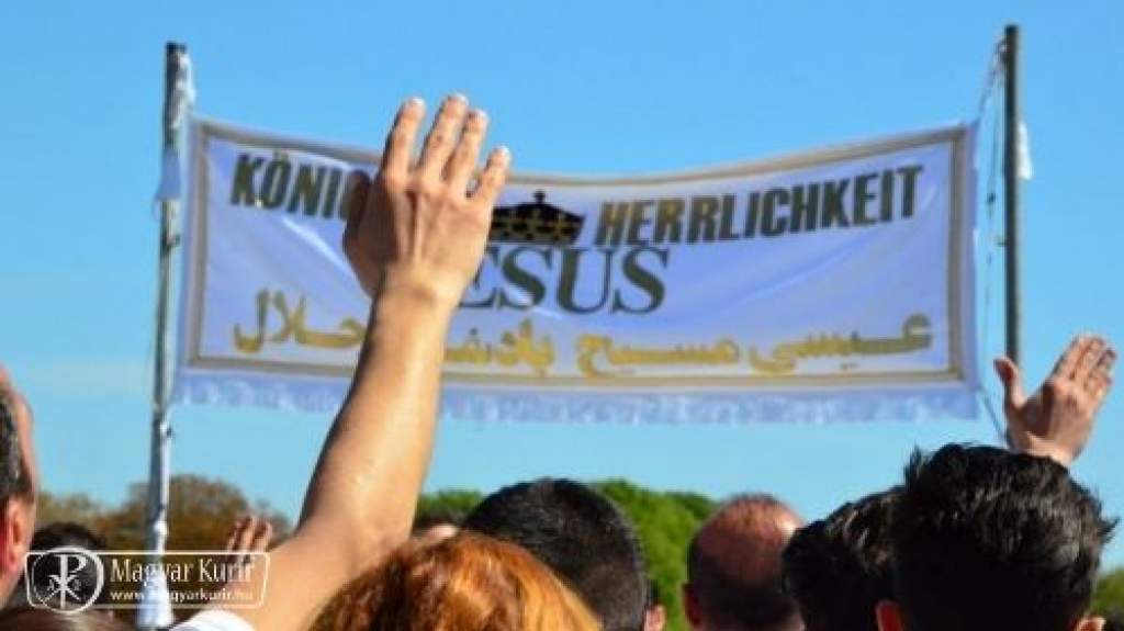 Egyre több menekült veszi fel a kereszténységet Európában
