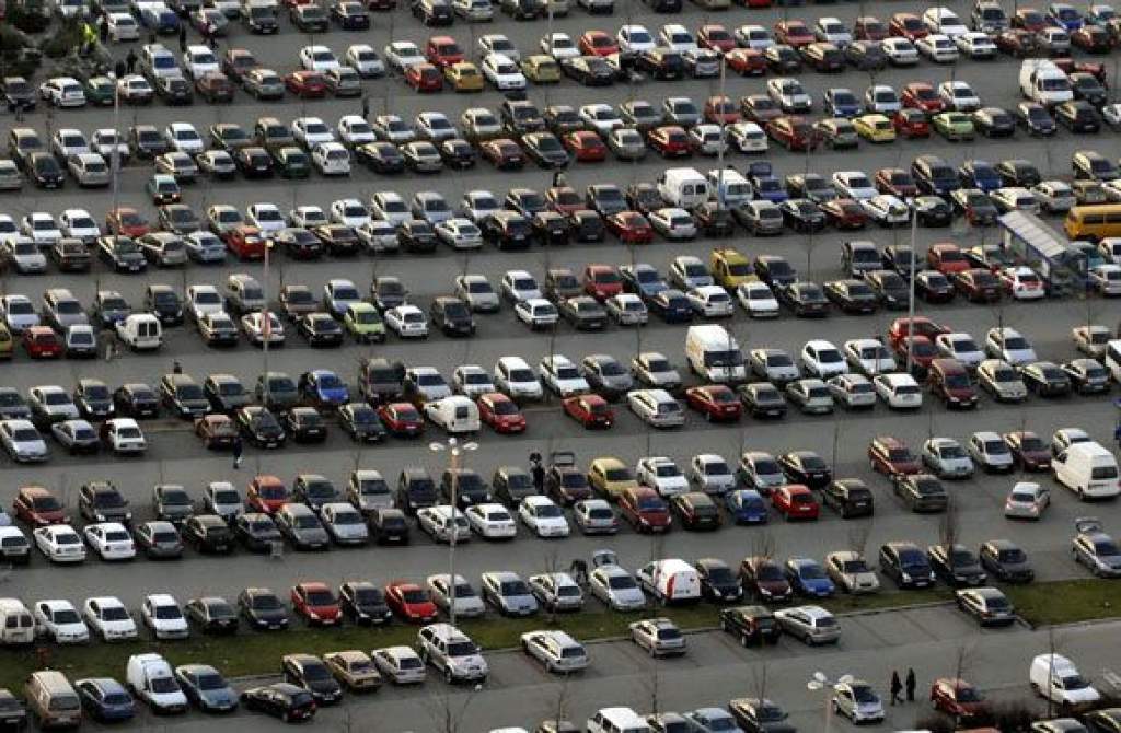 Felére esett vissza az új autók eladása Magyarországon