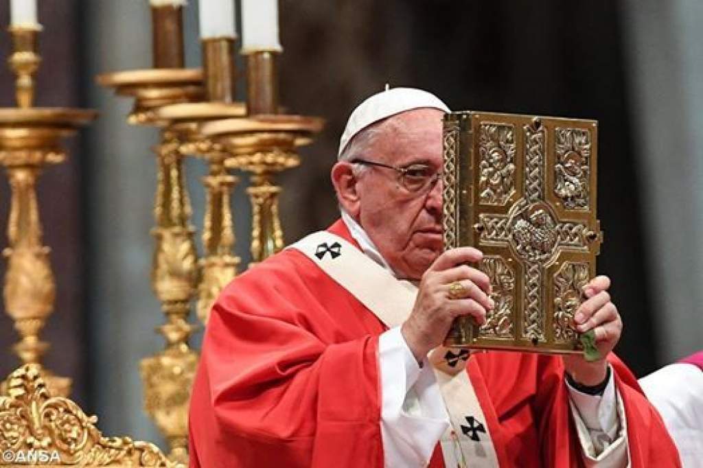 Ferenc pápa ismét az Ozsvári-evangeliáriummal ad áldást