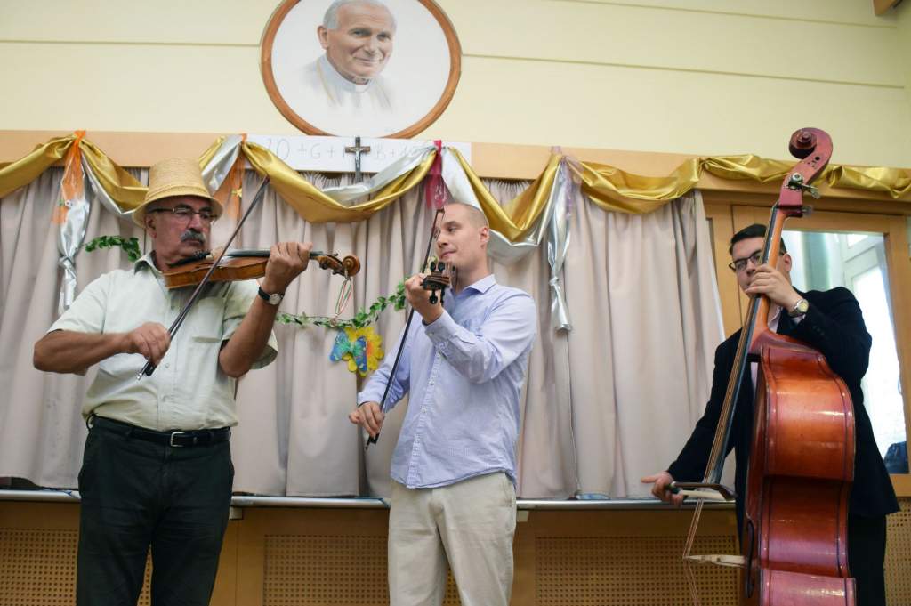 Hegedűs Zoltán és népi együttese húzta a talpalávalót a Wojtyla Házban