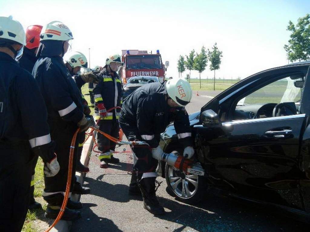 Képgaléria: Így bontottak autókat a mentési gyakorlaton a tűzoltók