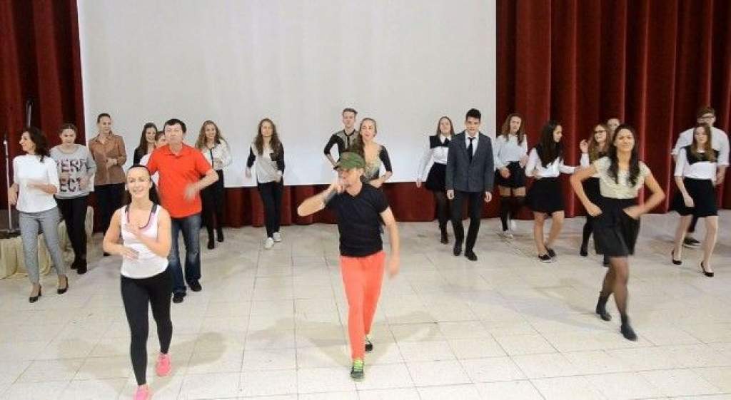 Latin táncokat táncoltak és tapast kóstoltak a Bolyai János Gimnázium diákjai