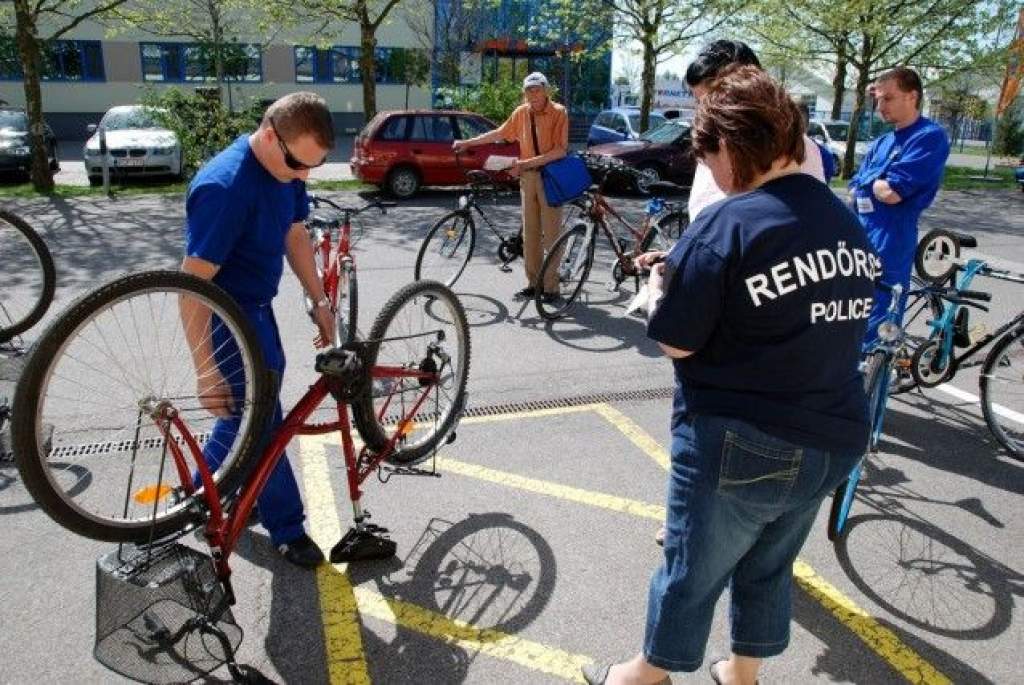 Kerékpár-regisztráció a rendőrség előtt