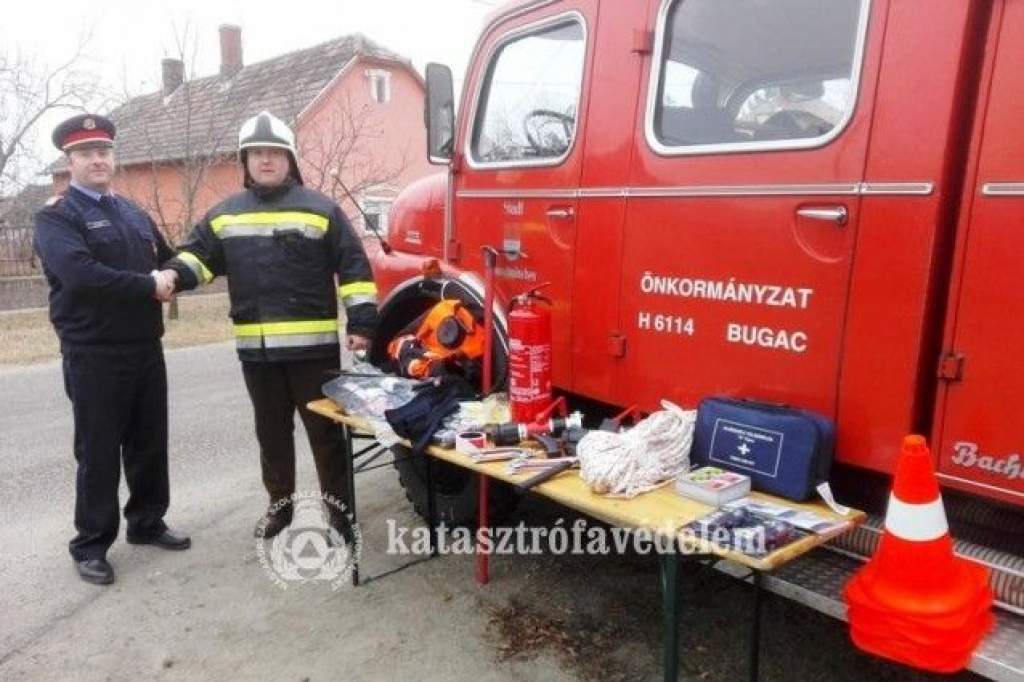 Tűzoltóeszközöket és felszereléseket kaptak az önkéntes tűzoltó egyesületek
