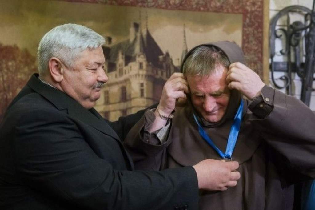 Emberi méltóságért díjat kapott Böjte Csaba ferences rendi szerzetes