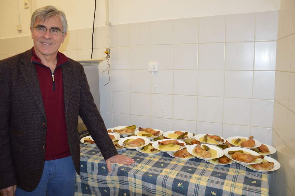 A Poli-Farbe tulajdonosa osztott ebédet pénteken a Wojtyla népkonyhán