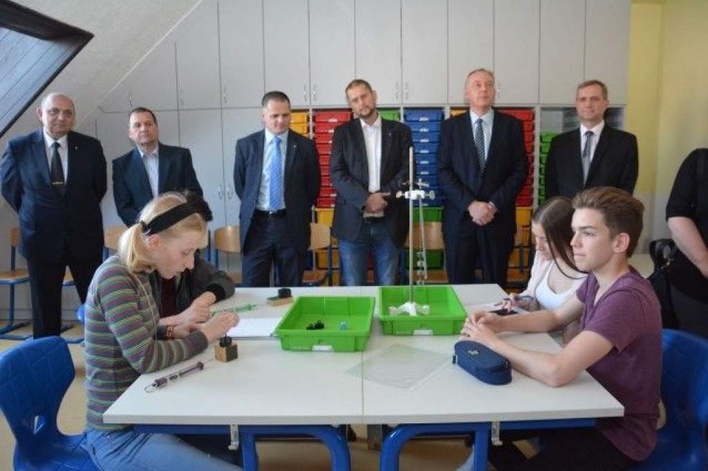 A Knorr-Bremse támogatásával fizika szaktantermet újítottak fel a Bolyai Gimnáziumban