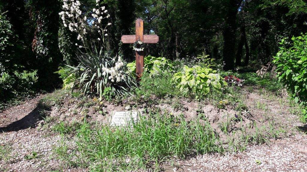 Révész István síremlékét virágoztatta fel a Wojtyla Ház önkéntesei