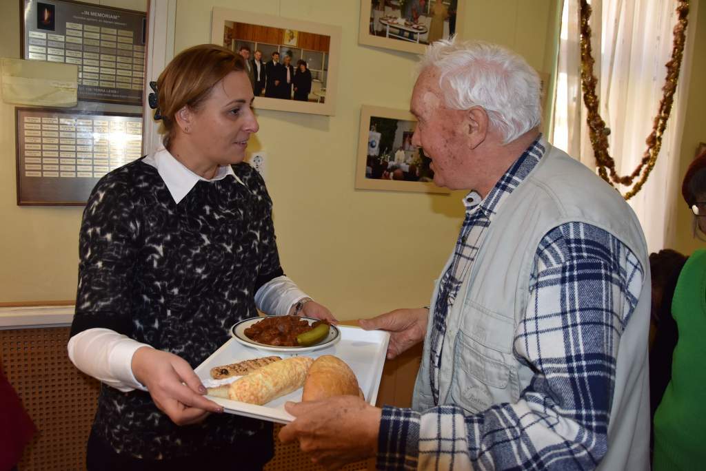 A polgármester és Lévai Jánosné adott szeretetebédet a Wojtylában