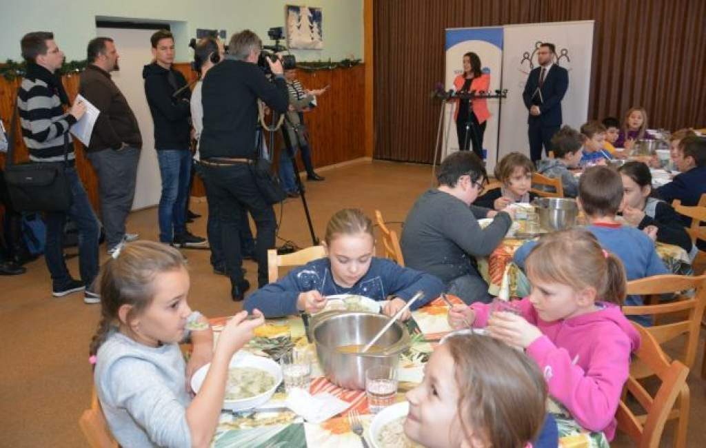 Menő menzák - Országos sajtótájékoztató a kecskeméti Béke iskola ebédlőjében