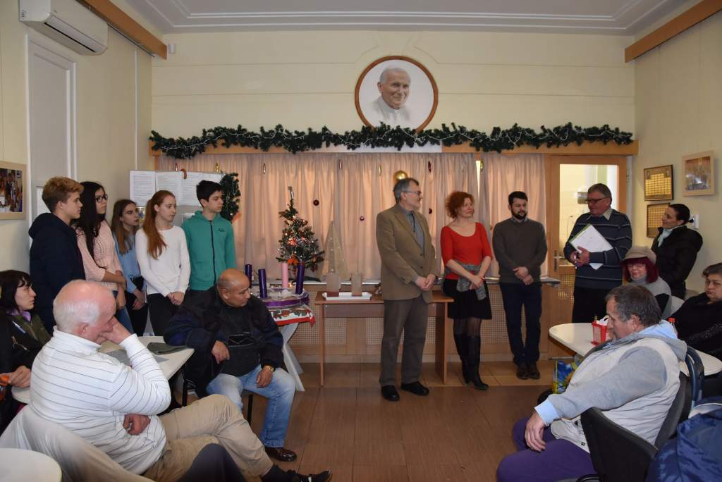 Kecskeméti LMP-sek osztottak ebédet a Wojtyla Központban