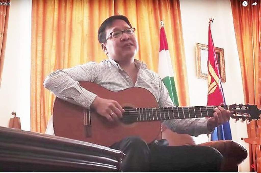 A mongol nagykövet fog énekelni a Csík Zenekar koncertjén