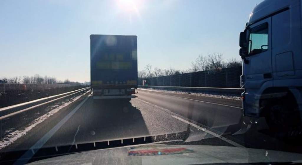 Megvalósult az autóvezetők álma: szabálytalanul előző kamionokat büntettek az M5-ösön