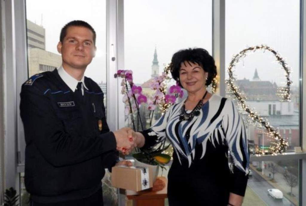 Chipleolvasót adományozott Tőzsér Judit a rendőrségnek