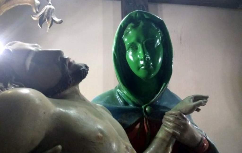 Vandál: Zöldre festette a Szűz Mária szobrot