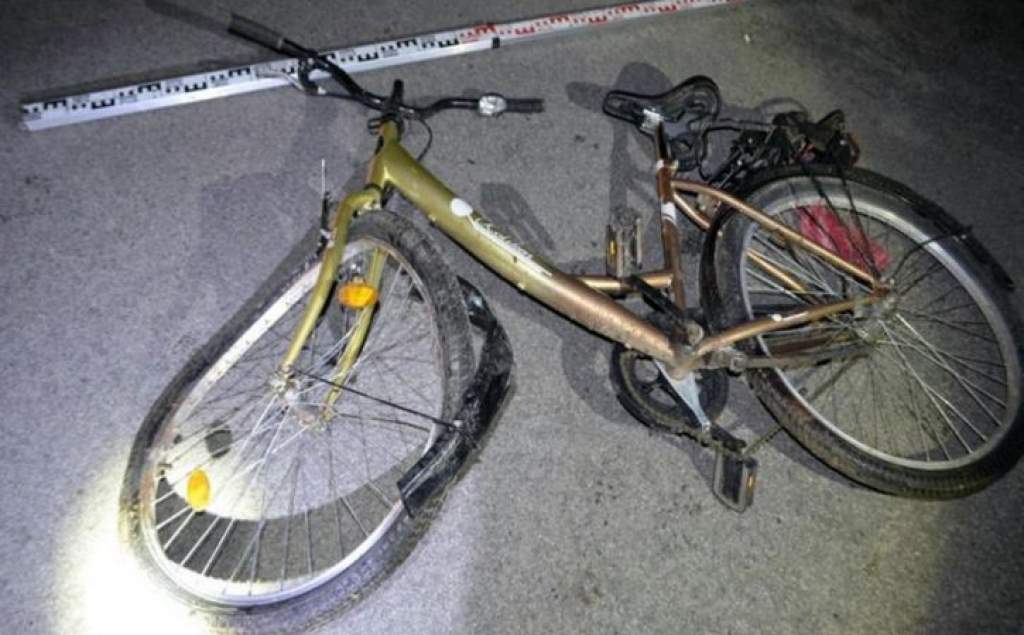 A kerékpárja mellett feküdt a forgalmi sáv közepén - Halálra gázolták