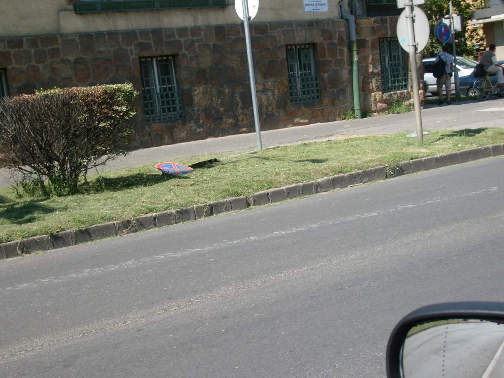 Közlekedési tábla a fűben