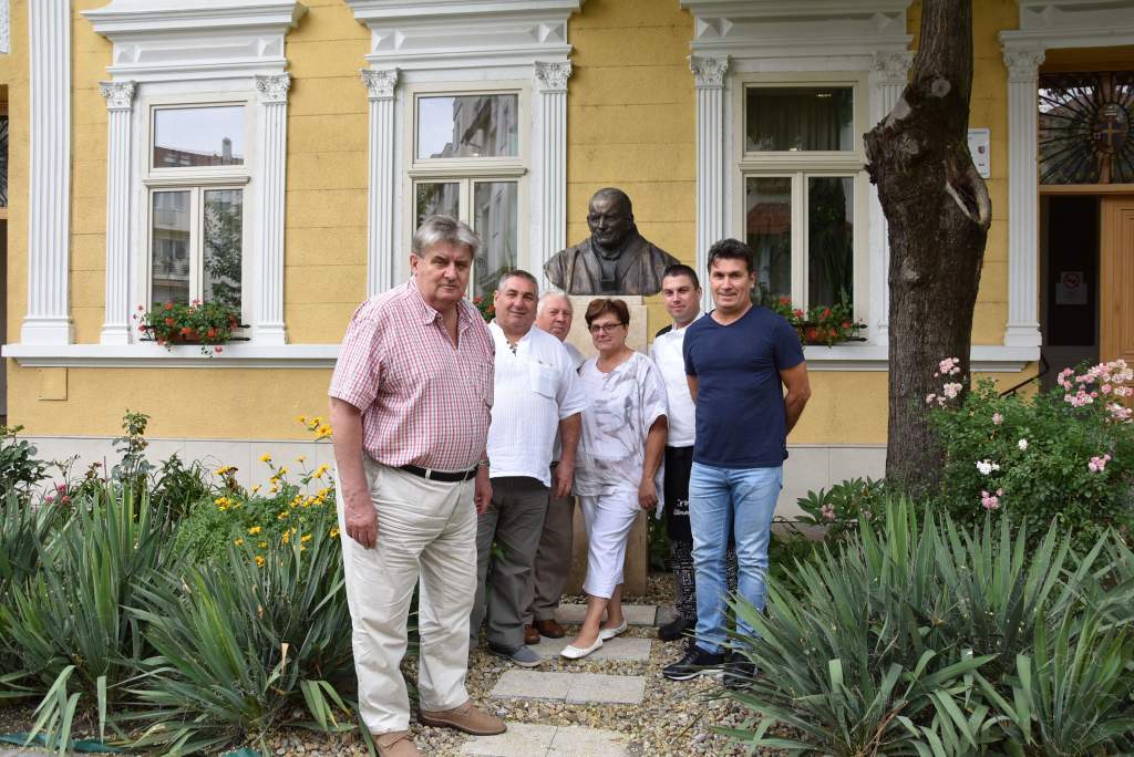 Piarista öregdiákok osztottak ebédet a Wojtyla Központban