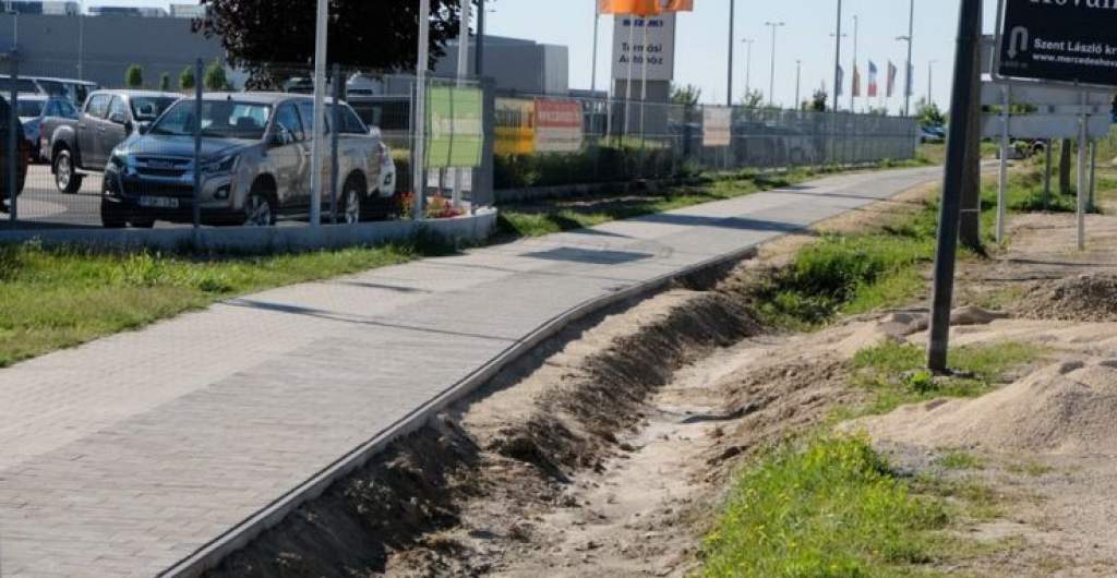 Elkezdődött az 5-ös főút mentén a Külső-Szegedi úttól az 54-es főút mellett egy gyalogkerékpárút építése