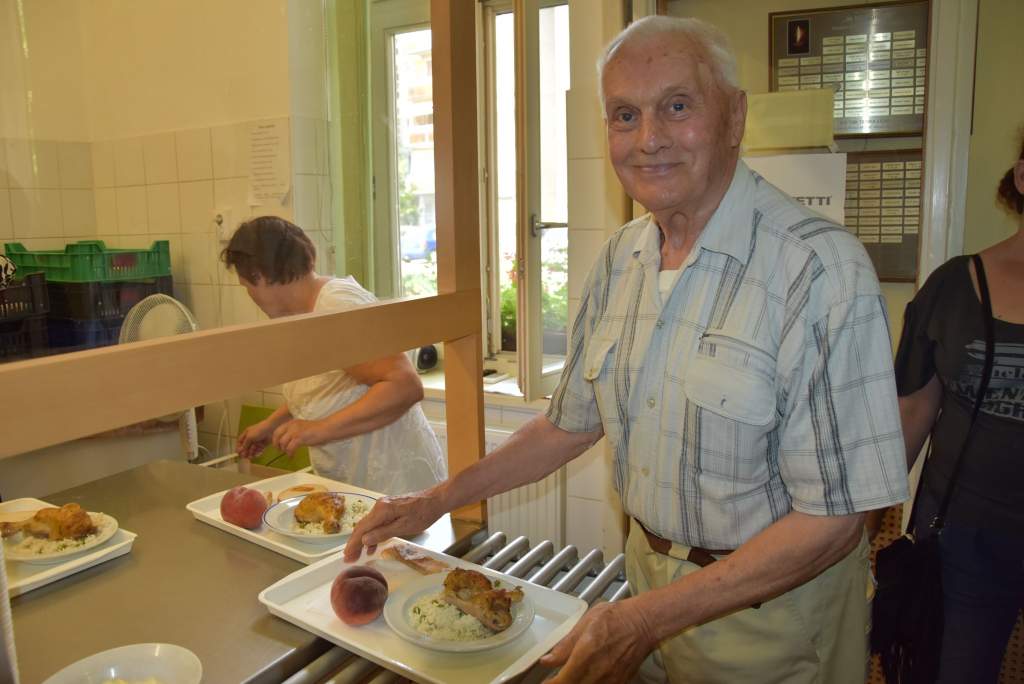 Garai András biztosított ma ételt a Wojtyla Ház rászorulóinak