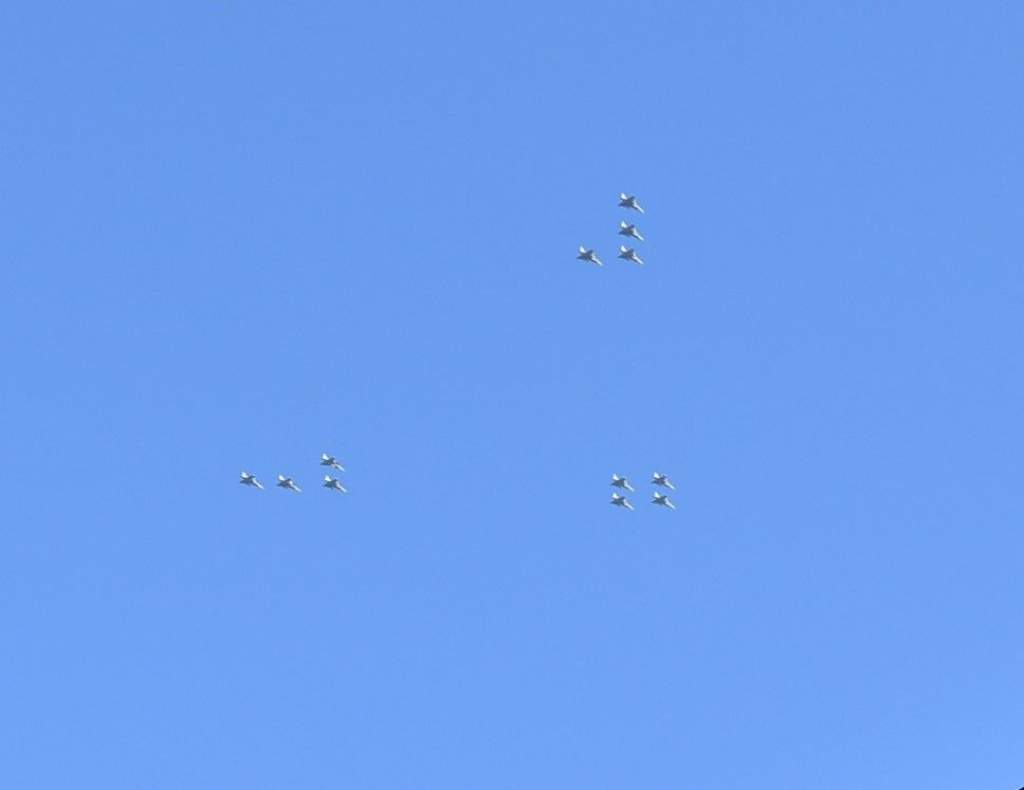Látványos kötelékrepüléssel búcsúztak Kecskeméttől a Gripen harci gépek