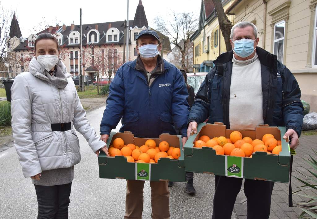 Anonim felajánló narancs adománya