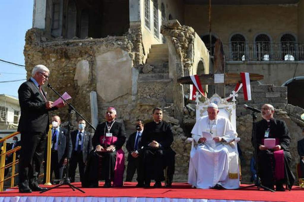 Felgyújtott templomok padjaiból készült kereszt várta a pápát Moszulban