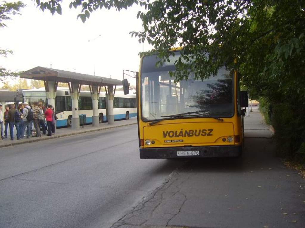 Járdán parkírozó busz