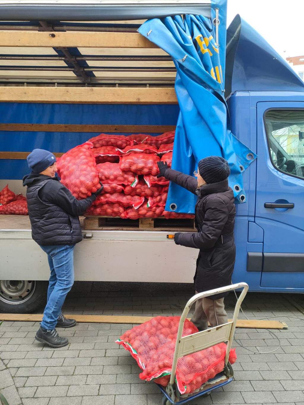 600 kg burgonya adomány a Göbölyös családtól