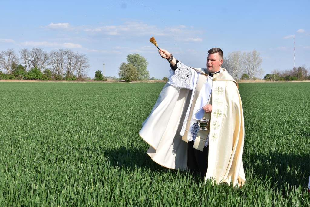 Papi áldásban részesült a dunavecsei határ