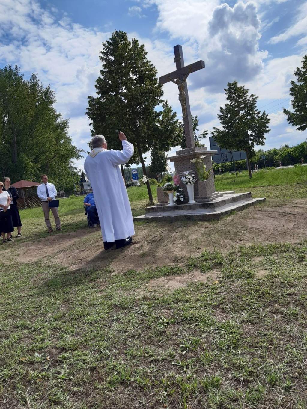 Keresztet állítottak a katonatelepi Katona Zsigmond emlékparkban
