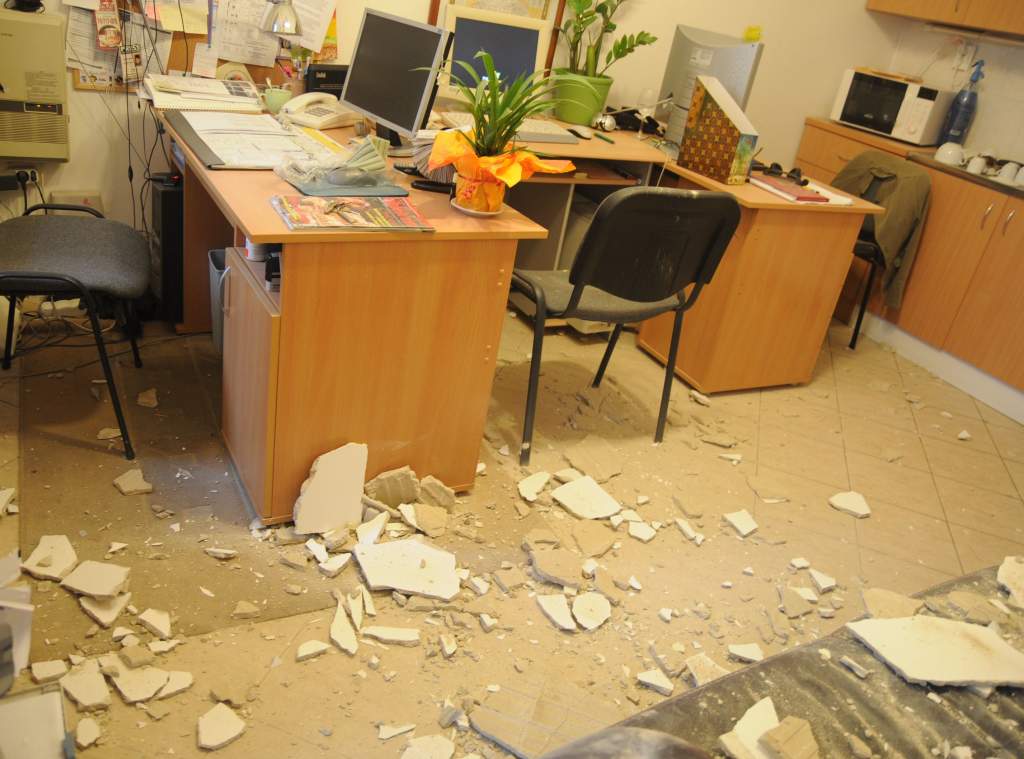 Deo Gratias: leszakadt a plafon a szerkesztőségben, de személyi sérülés nem történt